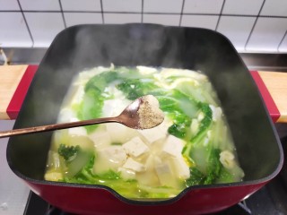 16、白菜豆腐汤,加入胡椒粉