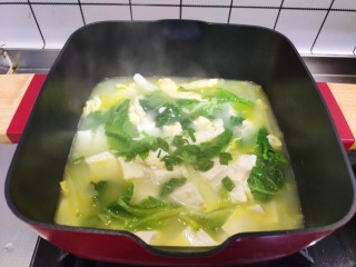 17、白菜豆腐汤,翻拌均匀，加入葱花即可。