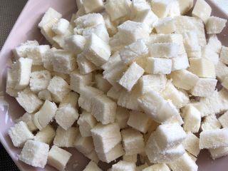 1、小时候的味道~鸡蛋裹馒头,馒头切小块