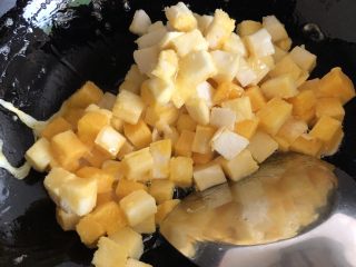 7、小时候的味道~鸡蛋裹馒头,油锅加热导入裹好的馒头，翻炒至金黄色