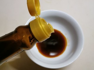 11、鸡蛋豆腐羹,取一小碗 放入酱油