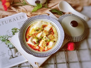 16、鸡蛋豆腐羹,将调好的碗汁浇到鸡蛋豆腐羹上面