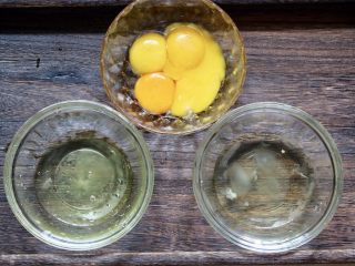 2、三色蒸蛋,鸡蛋，蛋黄蛋白分离