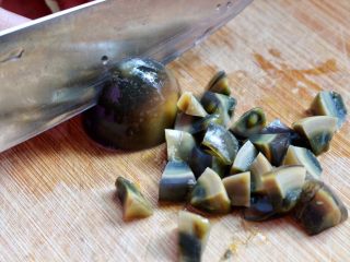 3、三色蒸蛋,皮蛋切丁