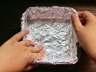 5、三色蒸蛋,蒸碗里铺好锡纸