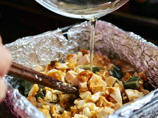 7、三色蒸蛋,放入皮蛋和咸鸭蛋，再倒入一碗蛋清