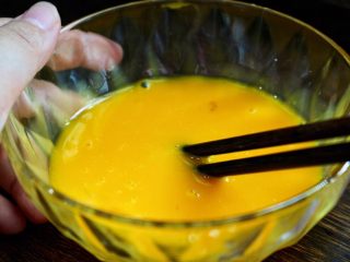 11、三色蒸蛋,蛋黄搅拌均匀