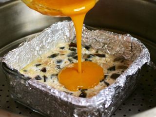 12、三色蒸蛋,10分钟后蛋黄倒入蒸碗中，再蒸10分钟