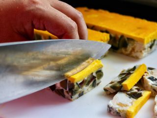 13、三色蒸蛋,撕掉锡纸可以轻松取出三色蛋，切片