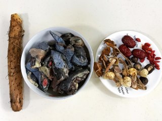 1、菌菇山药乌鸡汤,准备好需要的食材。