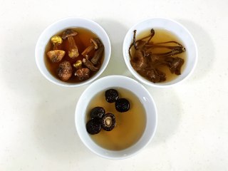 2、菌菇山药乌鸡汤,香菇、松茸和茶树菇用温水泡发。