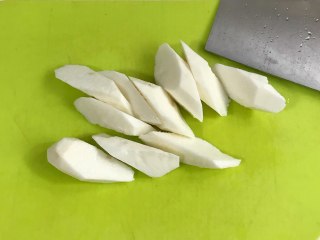 3、菌菇山药乌鸡汤,山药去皮切滚刀块。