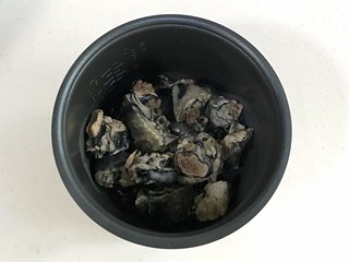 5、菌菇山药乌鸡汤,乌鸡肉清水冲洗下，放入伊莱特素颜煲内胆中。