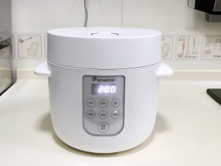 7、菌菇山药乌鸡汤,盖上盖子，启动电饭煲煲汤键，时长2小时。