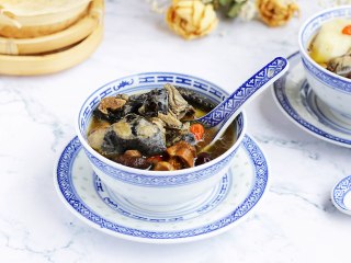 9、菌菇山药乌鸡汤,成品图。
