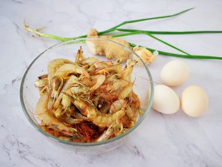 1、虾仁炒鸡蛋,准备好材料