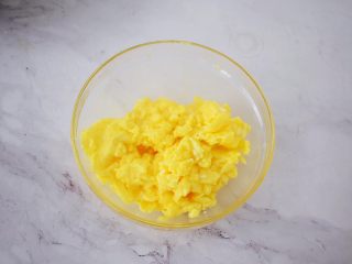 6、虾仁炒鸡蛋,盛出备用