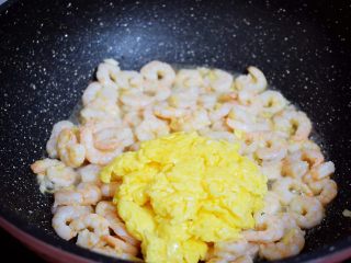 9、虾仁炒鸡蛋,加入鸡蛋