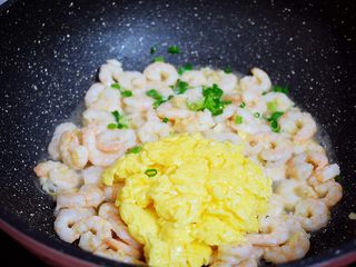 10、虾仁炒鸡蛋,加入葱花