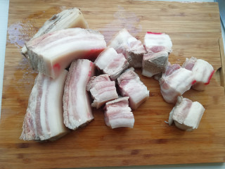 3、【东坡肉】,将五花肉切成4X4厘米的方块