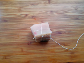 4、【东坡肉】,将肉块用线绳绑成十字结，扎口朝下