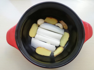 6、【东坡肉】,将葱段，姜片，蒜粒铺在砂锅底部，防止煮制时肉皮粘锅底