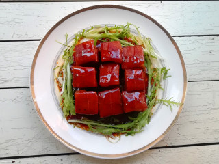 12、【东坡肉】,到时间后，将盘子取出，浇上焖肉的原汁即可