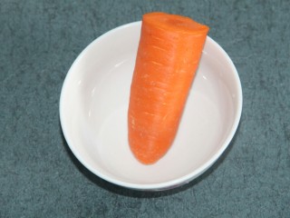 1、玉米彩色沙拉,准备胡萝卜