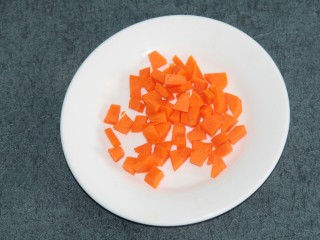 2、玉米彩色沙拉,切成小丁