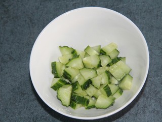 3、玉米彩色沙拉,黄瓜切丁