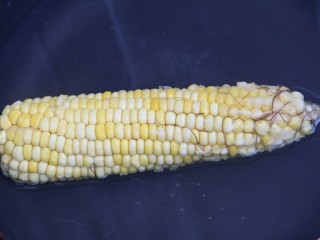 6、玉米彩色沙拉,玉米放锅里煮一下