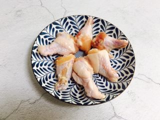 1、秘制红烧鸡腿,鸡腿清洗干净，放在水里浸泡十分钟浸泡出血水