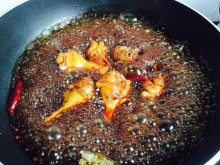 14、秘制红烧鸡腿,转中小火慢煮十五分钟