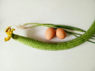 1、丝瓜炒鸡蛋,准备新鲜食材