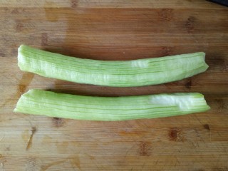 2、丝瓜炒鸡蛋,准备丝瓜一根去皮