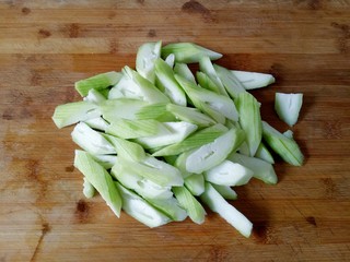 3、丝瓜炒鸡蛋,将丝瓜切成滚刀块