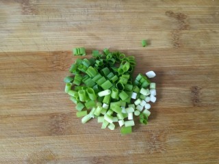 4、丝瓜炒鸡蛋,小葱清洗干净切碎