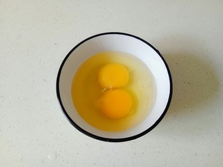 5、丝瓜炒鸡蛋,鸡蛋打入碗中,加入适量温水