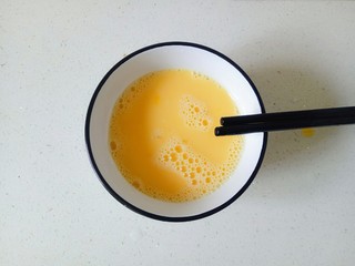 6、丝瓜炒鸡蛋,加入少许盐,用筷子搅散