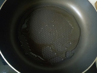 7、丝瓜炒鸡蛋,锅中加入适量油烧热