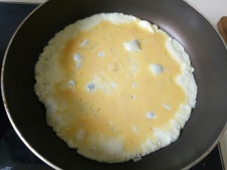 8、丝瓜炒鸡蛋,倒入打好的鸡蛋液