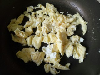 9、丝瓜炒鸡蛋,炒至鸡蛋液凝固即可