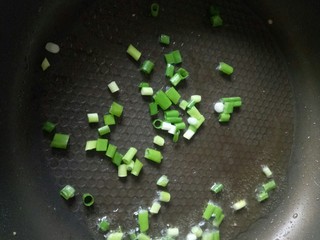 11、丝瓜炒鸡蛋,锅中放入适量油烧热,加入小葱爆香