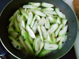 12、丝瓜炒鸡蛋,翻炒片刻后,加入适量清水炒熟