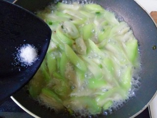 13、丝瓜炒鸡蛋,加入适量盐翻炒片刻