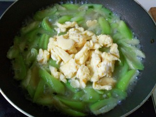 14、丝瓜炒鸡蛋,加入炒好的鸡蛋翻炒均匀关火