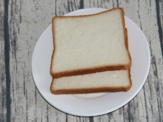 1、香蕉土司卷,准备两片土司