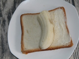 9、香蕉土司卷,这样在土司的一端，抹点沙拉酱