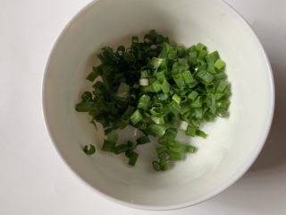 6、酱汁烧茄子,将香葱洗净切葱花备用
