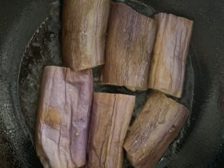 10、酱汁烧茄子,接着起锅热油，放入茄子煎至两面金黄